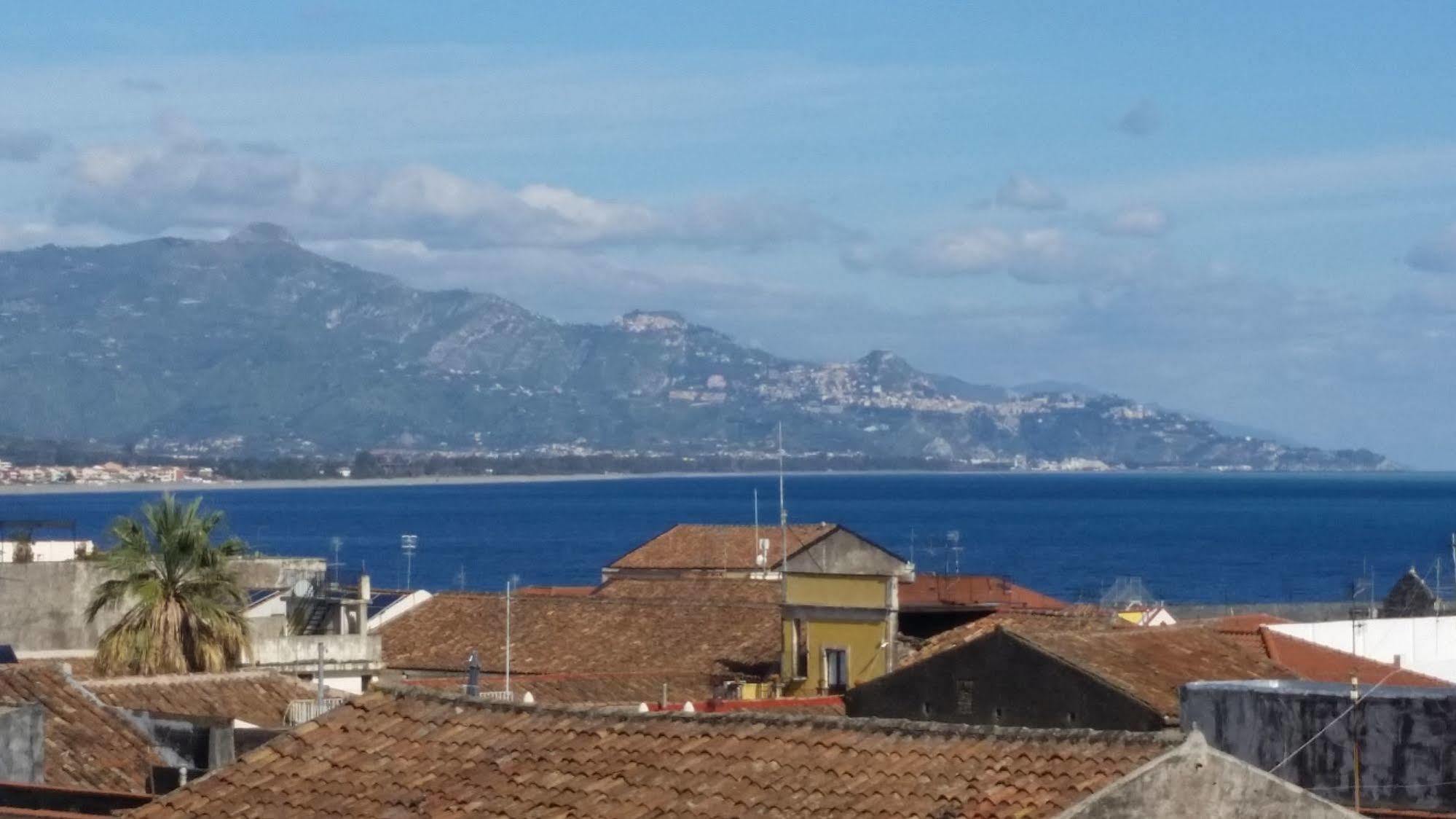 B&B Don Pedro Riposto Bagian luar foto
